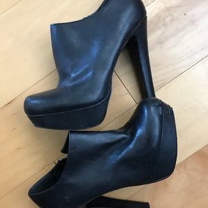 Steve Madden black booties